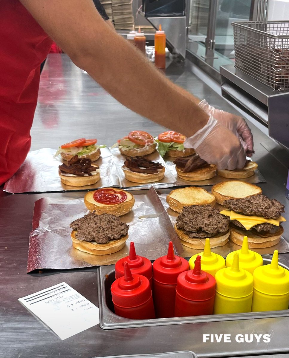 FiveGuysItaly's tweet photo. Colorata, ordinata, profumata, movimentata: è la nostra cucina! Vi siete mai fermati a guardare i nostri ragazzi all'opera? #FiveGuys #FiveGuysItaly https://t.co/lEI0RqLwh2