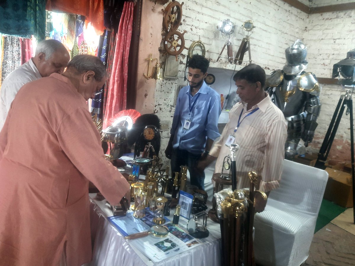DAperspectives's tweet photo. We participated in the first-ever national-level Scheme of Fund for Regeneration of Traditional Industries (SFURTI) Mela organised by the @minmsme at Dilli Haat, INA, New Delhi.
#IMEDF #SFURTI #resilientlocaleconomies #channapatna #naturaldye #atmanirbharbharat #artisan https://t.co/TkxCu4z8xz