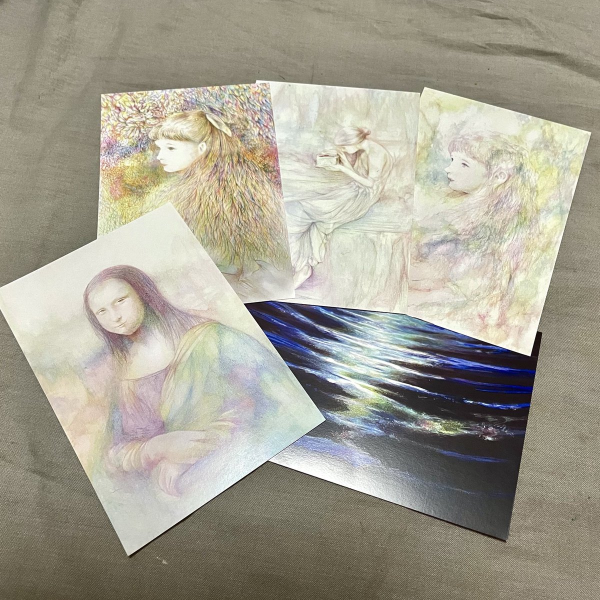 「明日は赤羽メッツピアノ街角コンサートに出演します!自分の絵のポストカードも持って」|ながりょー🎻🎹🎨のイラスト