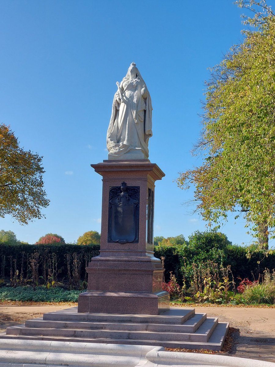 BonsersUK's tweet photo. Here are some images of the Queen Victoria Memorial at Victoria Embankment, Nottingham after the public unveiling. https://t.co/ZyMKehjBKt