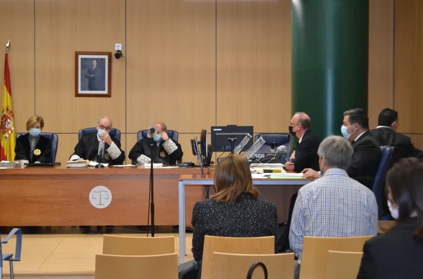 Guerrero_abog's tweet image. La AudienciaProvincial de Valencia estimó que se había vulnerado el derecho de defensa ya que los acusados tenían dificultades para entender el derecho a la última palabra #intérpretes #1int vía @EconomistJurist 
economistjurist.es/actualidad-jur…