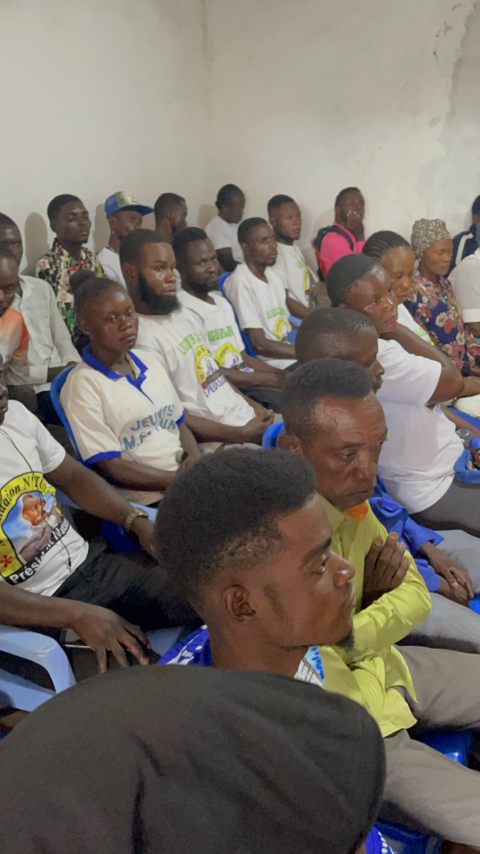 mayambuh's tweet photo. De passage dans le territoire de Madimba pour le lancement de ma fondation #FHMA, j’ai profité de l’occasion pour présenter mes civilités à la fédération UDPS.
Très Bien accueilli, j’ai remis 10 mégaphones 30W et des piles au président fédéral. @AugustinKabuyaT
Udps viva ! ✌🏾 https://t.co/a1G90VfYdd