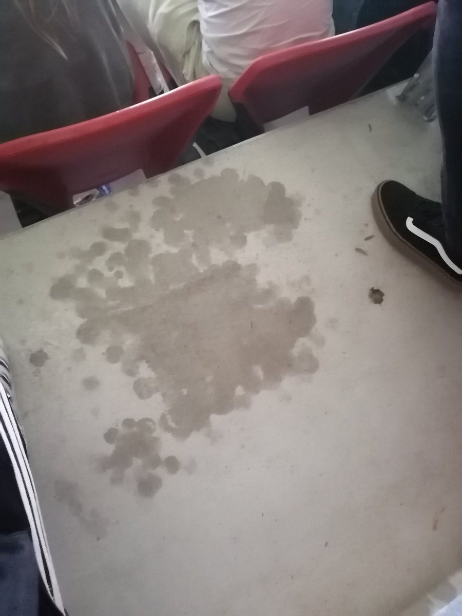Javi_Pege's tweet photo. @Osasuna creo que ya es suficiente el esfuerzo económico que hacemos cada año dos amigos y yo para ser socios de Osasuna y animar en el Sadar, como para tener que  aguantar una gotera constante sobre mi cabeza durante los 90min ayer. La foto es a los 30min de empezar el partido. https://t.co/CTrtsyIDHY