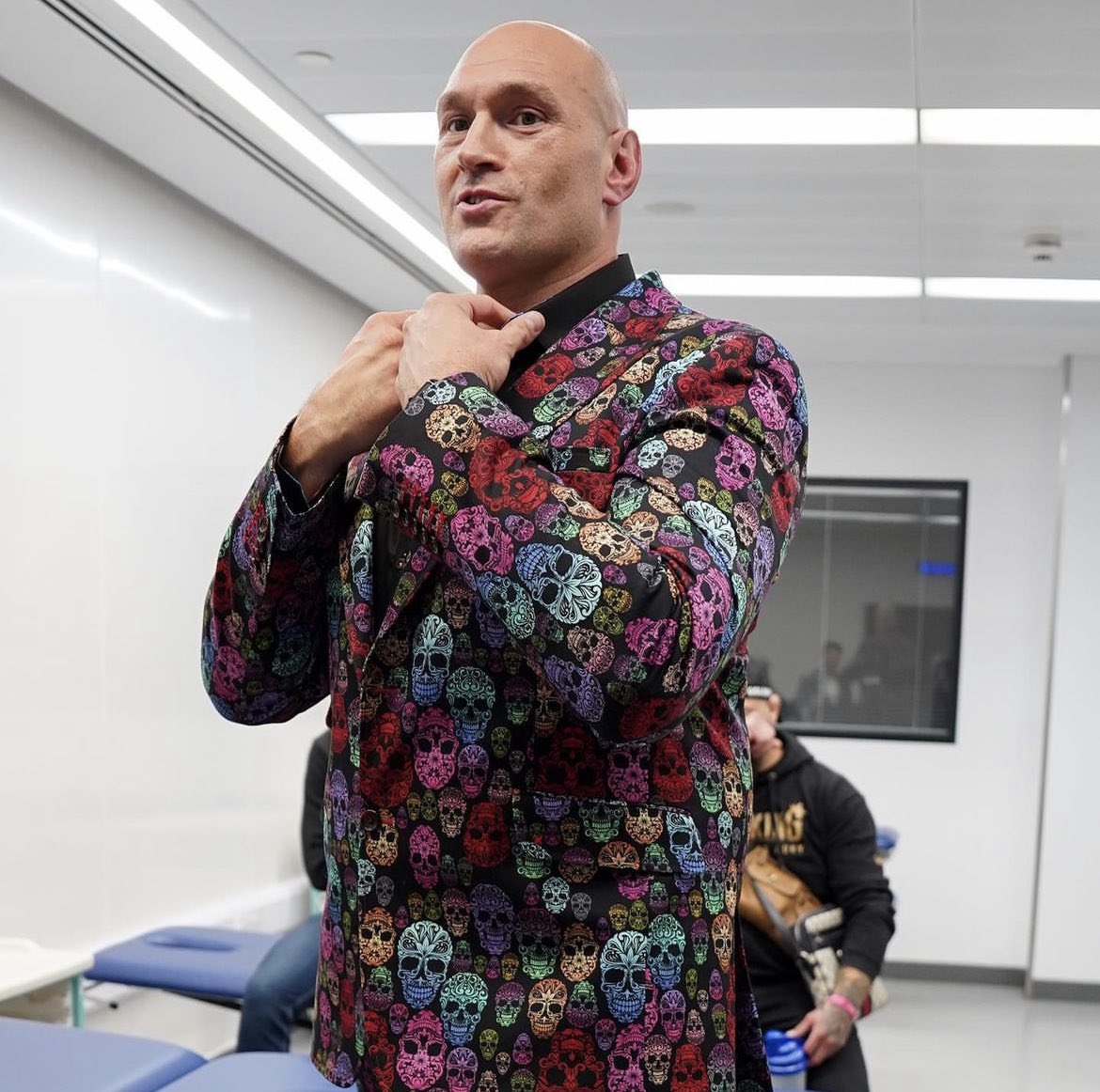 Claudio_Lugli's tweet photo. Fright Night Theme 💀 

Donning a multicoloured skull suit @Tyson_Fury for his fight announcement presser against @DerekWarChisora at @SpursOfficial on December 3rd! 

Tickets 🎫 go out midday via @TicketmasterUK #FuryChisora https://t.co/gmoYbHjXou