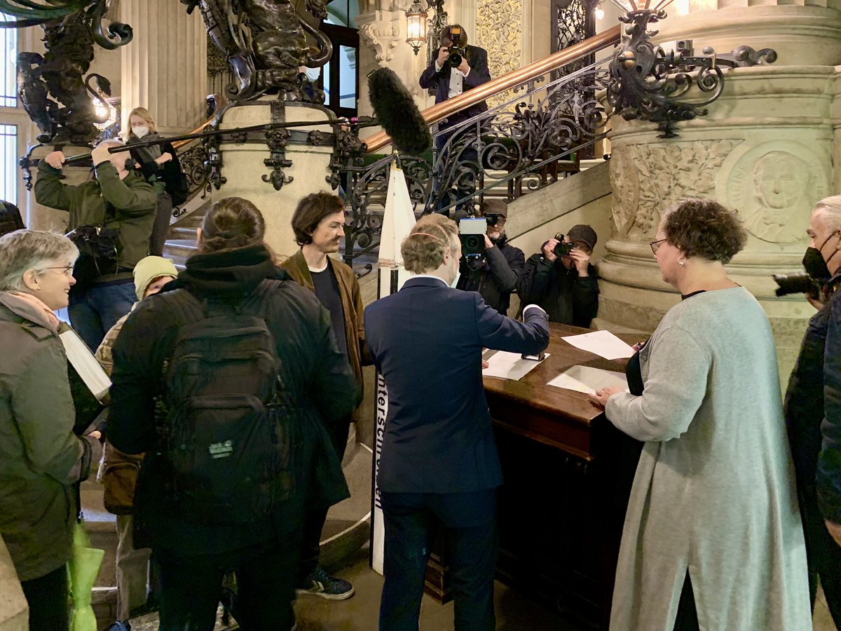 hosemann_hh's tweet photo. 15.303 x Danke! @HH_Werbefrei hat heute ihre Unterschriften im Rathaus abgegeben. Wenn SPD und Grüne die Volksinitiative annehmen, geht es der Werbung in unser Stadt an den Kragen, was gut für unsere Nerven, unser Klima und Stadtbild wäre. #Hamburg ist keine Dauerwerbesendung! ✊ https://t.co/3SaX39sUZr