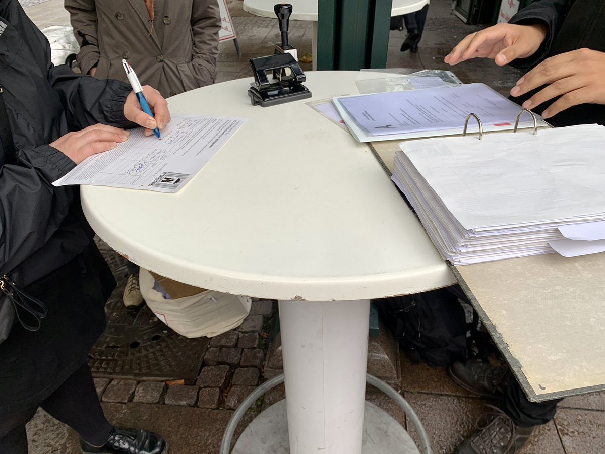 hosemann_hh's tweet photo. 15.303 x Danke! @HH_Werbefrei hat heute ihre Unterschriften im Rathaus abgegeben. Wenn SPD und Grüne die Volksinitiative annehmen, geht es der Werbung in unser Stadt an den Kragen, was gut für unsere Nerven, unser Klima und Stadtbild wäre. #Hamburg ist keine Dauerwerbesendung! ✊ https://t.co/3SaX39sUZr