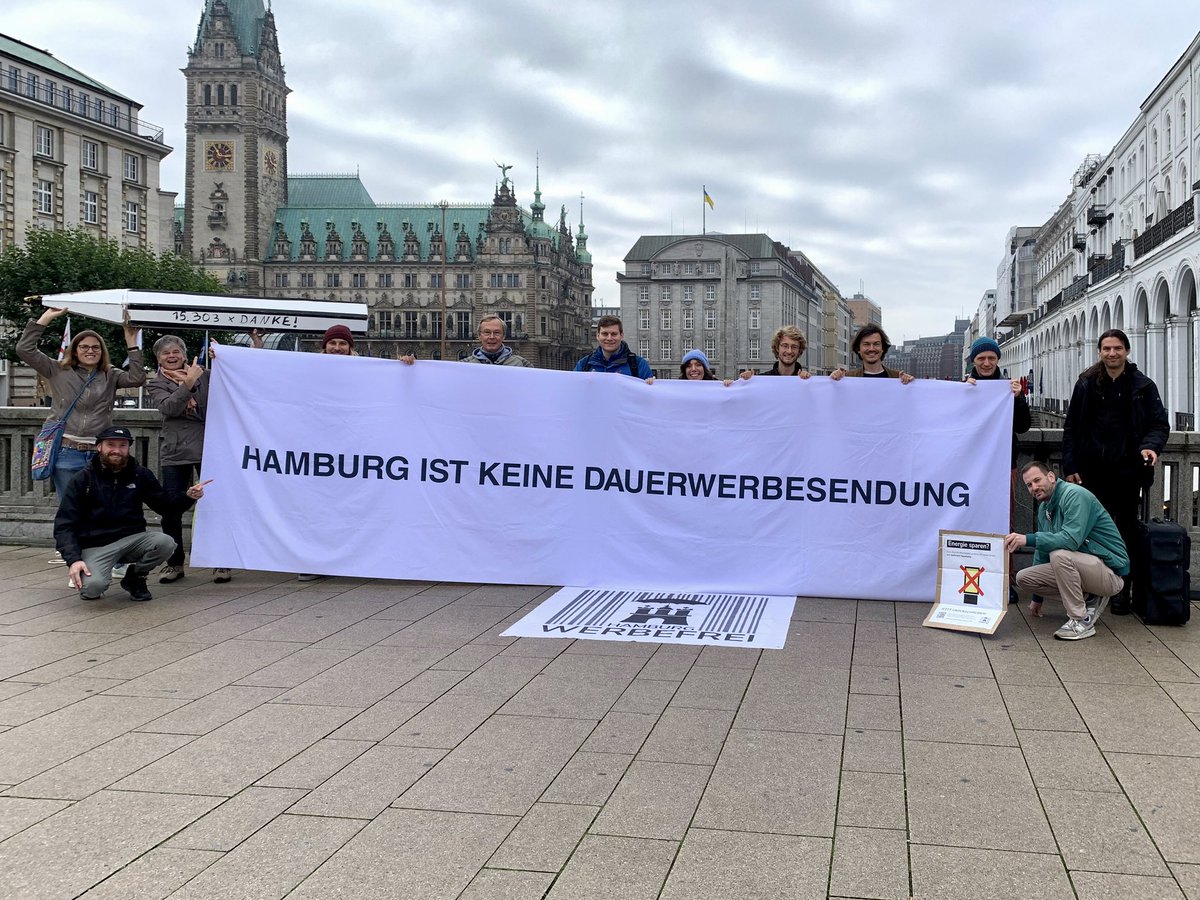 15.303 x Danke! <a href="/HH_Werbefrei/">Hamburg Werbefrei</a> hat heute ihre Unterschriften im Rathaus abgegeben. Wenn SPD und Grüne die Volksinitiative annehmen, geht es der Werbung in unser Stadt an den Kragen, was gut für unsere Nerven, unser Klima und Stadtbild wäre. #Hamburg ist keine Dauerwerbesendung! ✊