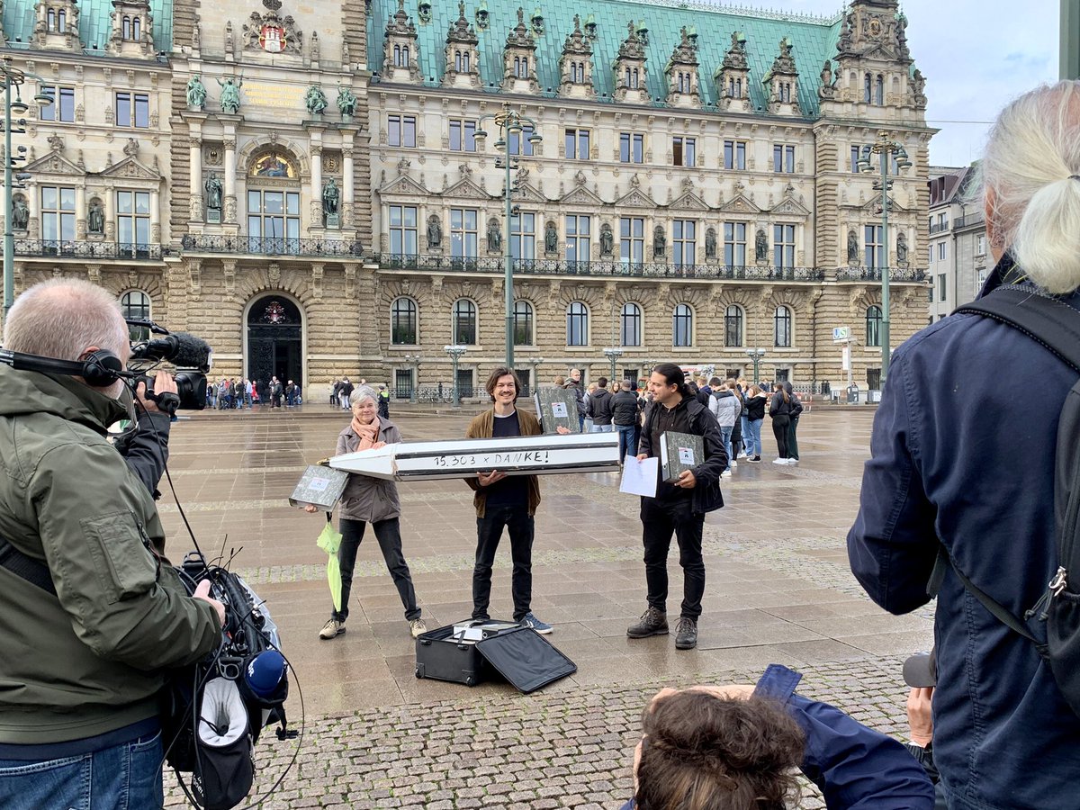 hosemann_hh's tweet photo. 15.303 x Danke! @HH_Werbefrei hat heute ihre Unterschriften im Rathaus abgegeben. Wenn SPD und Grüne die Volksinitiative annehmen, geht es der Werbung in unser Stadt an den Kragen, was gut für unsere Nerven, unser Klima und Stadtbild wäre. #Hamburg ist keine Dauerwerbesendung! ✊ https://t.co/3SaX39sUZr