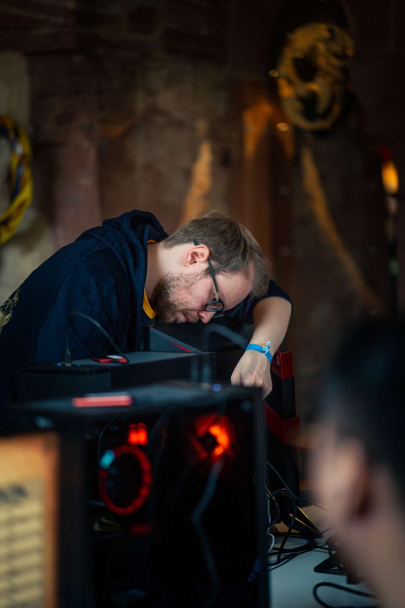 GamerLegion's tweet photo. Two more hours until the first match!!

And this guy is trying to sabotage the PC´s...

#GLINHD https://t.co/VQGIpfMQis