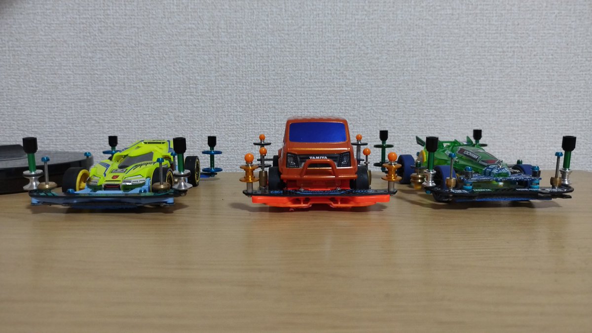 SASAKI96149285's tweet photo. 加工車負けました💦
重量と重心の問題💦
もう少し複雑なコースだと #RAYSPEAR の方に歩はある😤
#LOADSPIRIT 久しぶりに復活💦タイヤを小径にした結果安定走行で速さも出たのは嬉しい!無加工なので微々たる工夫が必要になる💦
#ミニ四駆 https://t.co/21aT6p2prY
