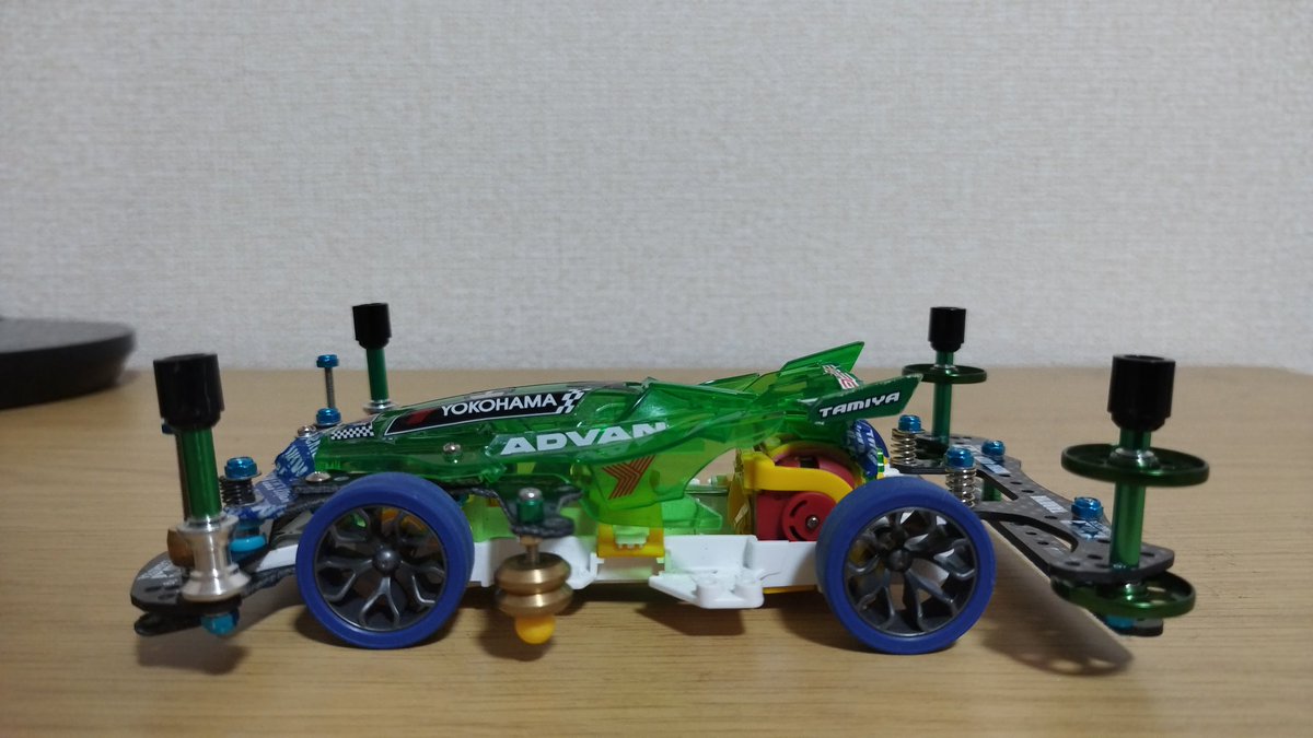 SASAKI96149285's tweet photo. 加工車負けました💦
重量と重心の問題💦
もう少し複雑なコースだと #RAYSPEAR の方に歩はある😤
#LOADSPIRIT 久しぶりに復活💦タイヤを小径にした結果安定走行で速さも出たのは嬉しい!無加工なので微々たる工夫が必要になる💦
#ミニ四駆 https://t.co/21aT6p2prY