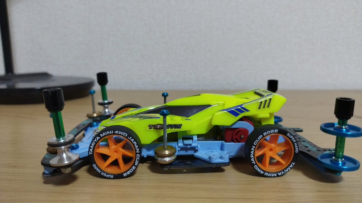 SASAKI96149285's tweet photo. 加工車負けました💦
重量と重心の問題💦
もう少し複雑なコースだと #RAYSPEAR の方に歩はある😤
#LOADSPIRIT 久しぶりに復活💦タイヤを小径にした結果安定走行で速さも出たのは嬉しい!無加工なので微々たる工夫が必要になる💦
#ミニ四駆 https://t.co/21aT6p2prY