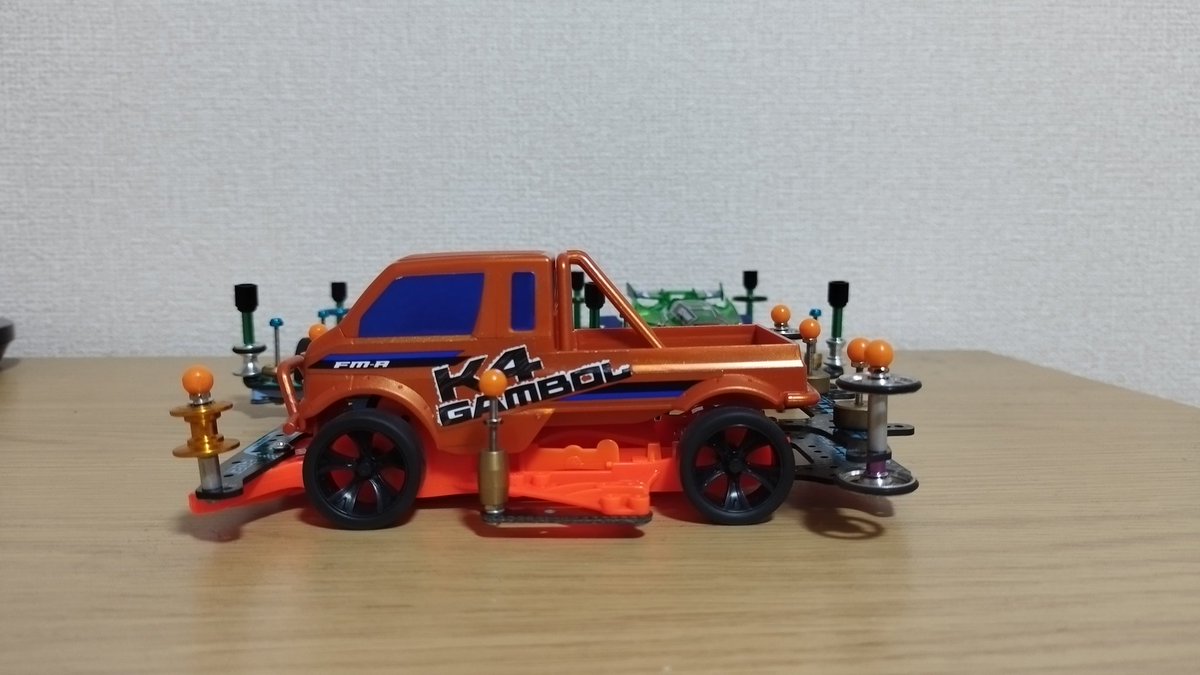 SASAKI96149285's tweet photo. 加工車負けました💦
重量と重心の問題💦
もう少し複雑なコースだと #RAYSPEAR の方に歩はある😤
#LOADSPIRIT 久しぶりに復活💦タイヤを小径にした結果安定走行で速さも出たのは嬉しい!無加工なので微々たる工夫が必要になる💦
#ミニ四駆 https://t.co/21aT6p2prY