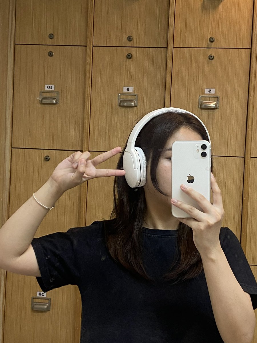 ในที่สุดกูก็เจอ ‘head phone’ ที่ถูกและดีจริงๆสักที เสียงชัดใส เบสนุ่มทุ้ม ตัดเสียงภายนอกได้75-80% ครอบหูไม่ปวดหัวไม่หนัก เชื่อมต่อง่าย แบตถึกมาก เวลาฟังเพลงเหมือนกูหลุดไปอีกโลกนึงอะโคตรมีความสุขเป็นเงินหลักร้อยที่โคตรคุ้ม 10/10ไปเลยคับจารรรรย์ 🎧💖