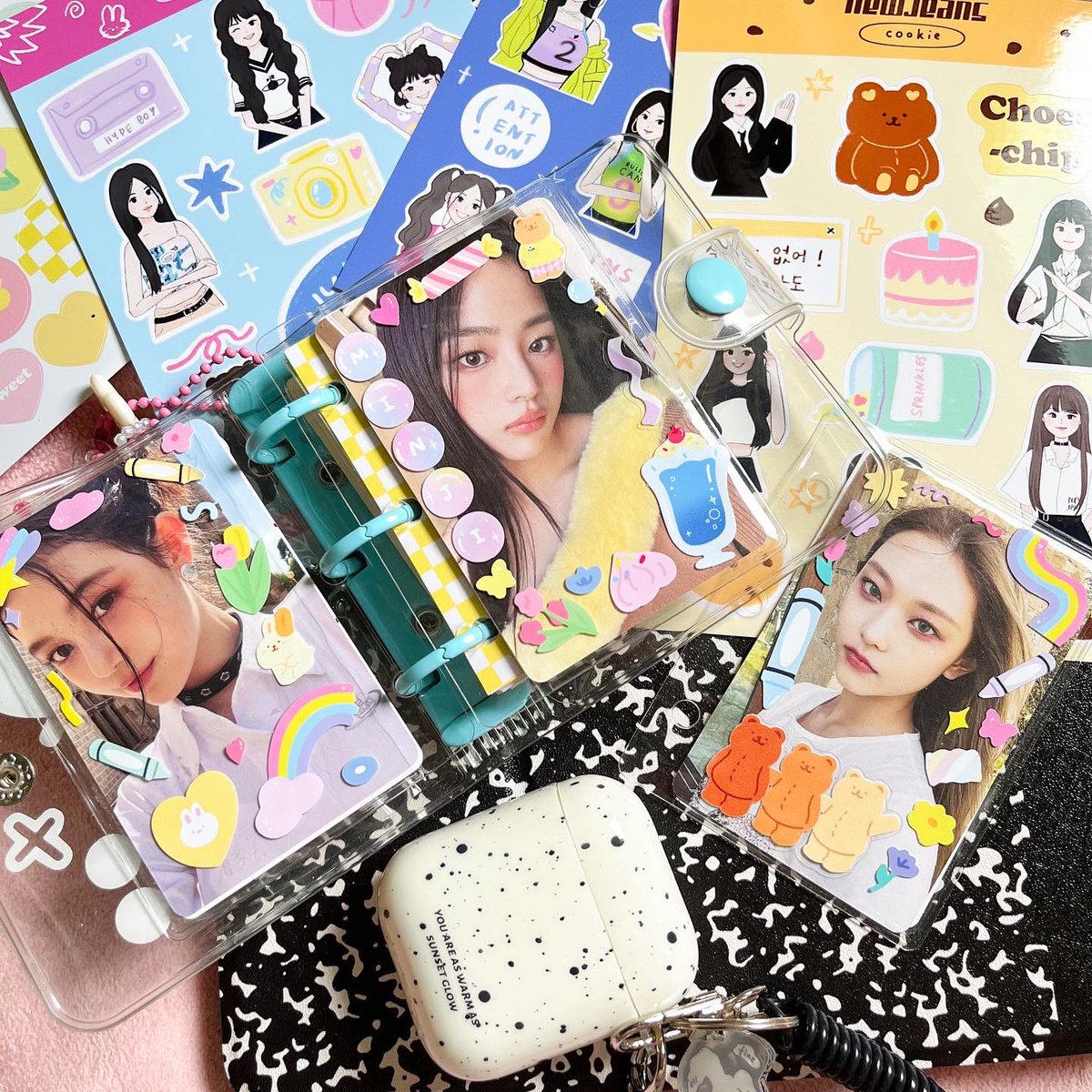 noonteller's tweet photo. ของใหม่มาแล้ว บอกเลยว่าปังมากพี่นัท อัลบั้มจิ๋วๆ และสติกเกอร์น้องนิวจีนส์สำหรับงาน #dekdfandomfair ใครอยากแต่งสมุดน่ารักๆมาดูตัวอย่างได้เลยที่บูธ E124 จ้า งานมีแค่วันพรุ่งนี้วันเดียวนะคะ #ตลาดนัดkpop #ตลาดนัดnewjeans https://t.co/2fEzNcJhyJ