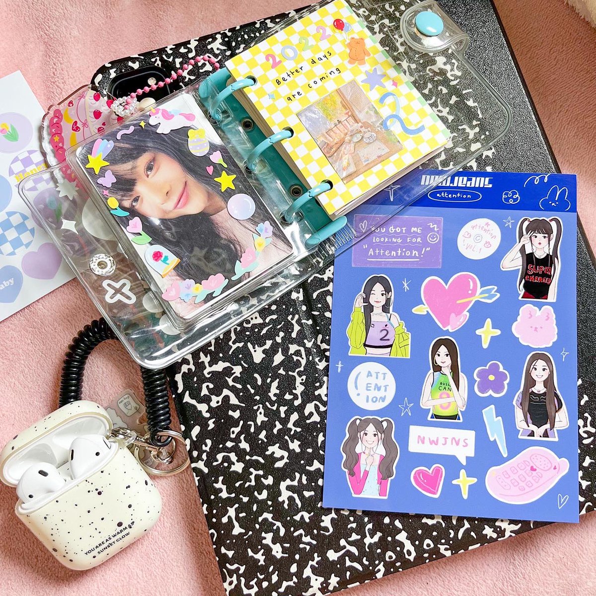 noonteller's tweet photo. ของใหม่มาแล้ว บอกเลยว่าปังมากพี่นัท อัลบั้มจิ๋วๆ และสติกเกอร์น้องนิวจีนส์สำหรับงาน #dekdfandomfair ใครอยากแต่งสมุดน่ารักๆมาดูตัวอย่างได้เลยที่บูธ E124 จ้า งานมีแค่วันพรุ่งนี้วันเดียวนะคะ #ตลาดนัดkpop #ตลาดนัดnewjeans https://t.co/2fEzNcJhyJ