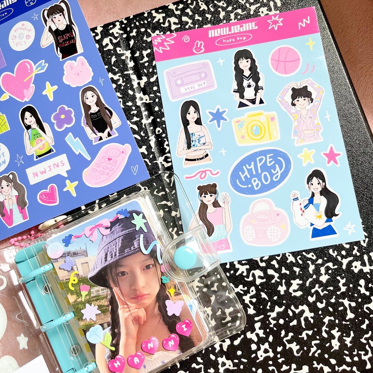 noonteller's tweet photo. ของใหม่มาแล้ว บอกเลยว่าปังมากพี่นัท อัลบั้มจิ๋วๆ และสติกเกอร์น้องนิวจีนส์สำหรับงาน #dekdfandomfair ใครอยากแต่งสมุดน่ารักๆมาดูตัวอย่างได้เลยที่บูธ E124 จ้า งานมีแค่วันพรุ่งนี้วันเดียวนะคะ #ตลาดนัดkpop #ตลาดนัดnewjeans https://t.co/2fEzNcJhyJ