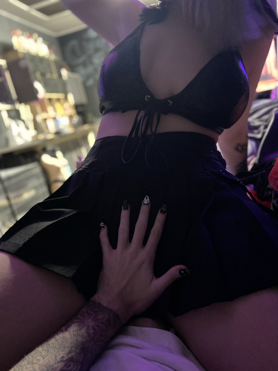 bbyswitchblade's tweet photo. Sit on my lap and expect my hands on your thighs or here🤤 https://t.co/ntNDKmv1h5