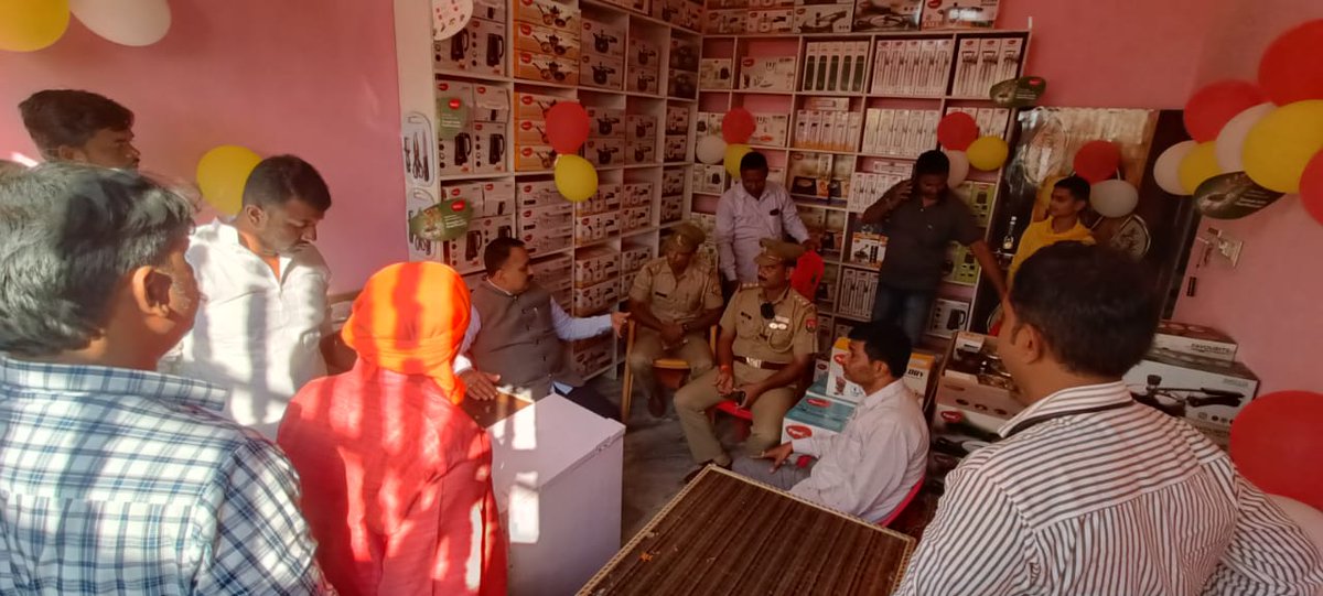 MlaSanjayPratap's tweet photo. मेरी विधानसभा क्षेत्र 309 रूधौली के अन्तर्गत असनहरा चौराहे पर श्री बजरंगी लाल जायसवाल जी के इलेक्ट्रॉनिक उपकरण के दुकान का शुभारंभ कर सफल संचालन हेतु शुभकामनाएं दिया। https://t.co/gcspI9LFVL