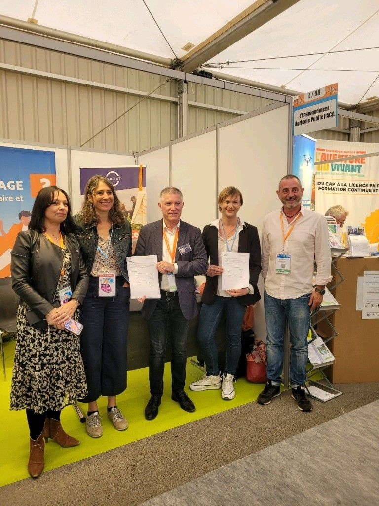 OCAPIAT_PACA's tweet photo. 📸Retour en images sur le #MedAgri et la signature d'une #convention avec la @mlgrdavignon pour la promotion, la découverte des métiers agro-agri et la création d'événements jeunes/entreprises.

#paca #salon #fomation #emploi https://t.co/EdIg2V4YcQ