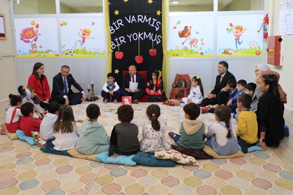 hasan_kokrek's tweet photo. ‘#Ağrı Valimiz Sayın Dr Osman VAROL’un himayelerinde yürüyen  ‘OKUYAN ŞEHİR AĞRI’ Projesi kapsamında Atatürk Anaokulumuzu ziyaret edip öğrencilerimize masal okudu. https://t.co/fsjsodkzy3