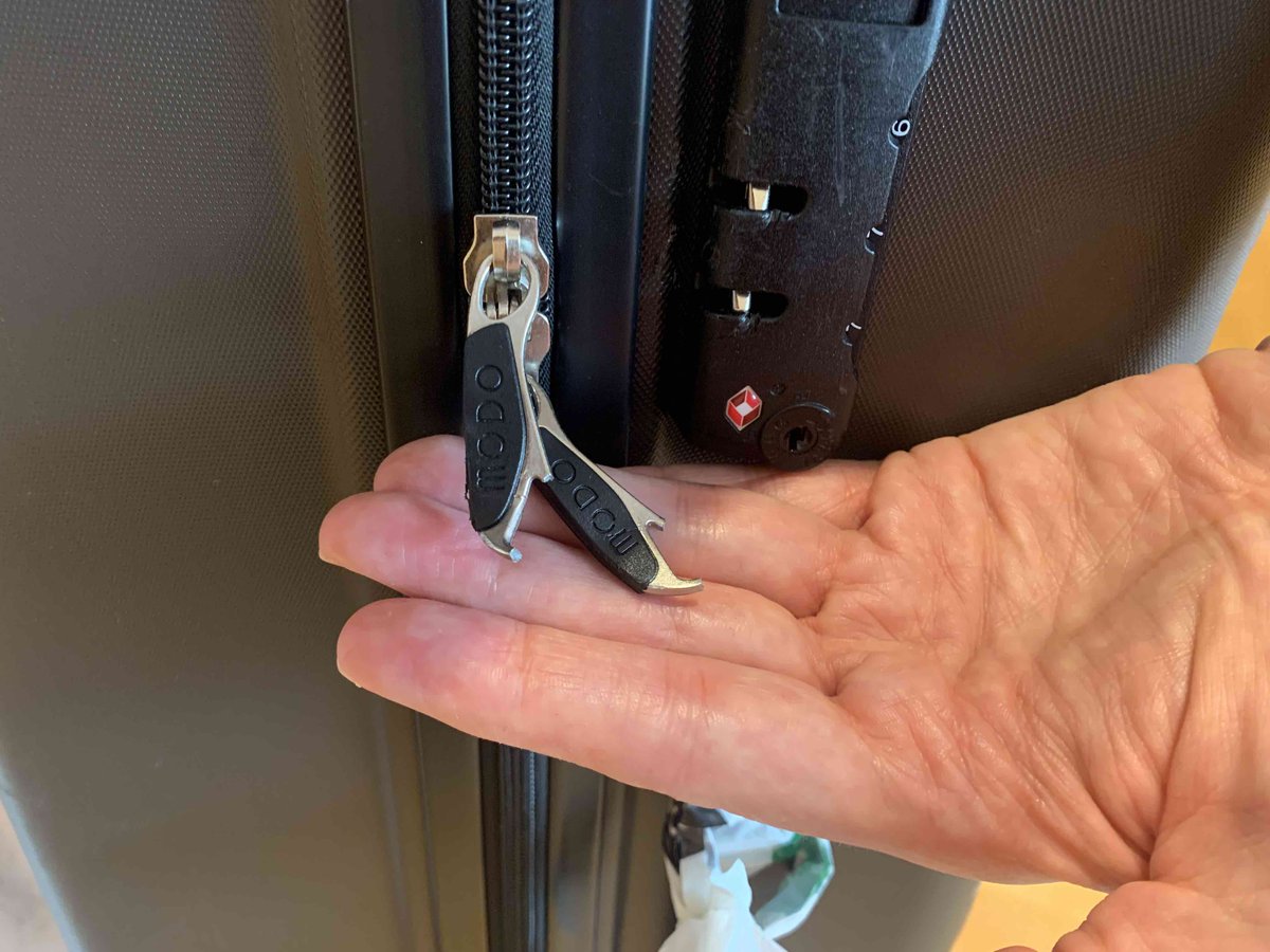MariaFVelilla's tweet photo. @CarmeChaparro @AirEuropa A mí me ha pasado lo mismo en un vuelo de Madrid a Boston con @Iberia, robo incluido. La semana pasada. Así que los ladrones están en el aeropuerto de Barajas @aena... https://t.co/PWEbEWiWg7