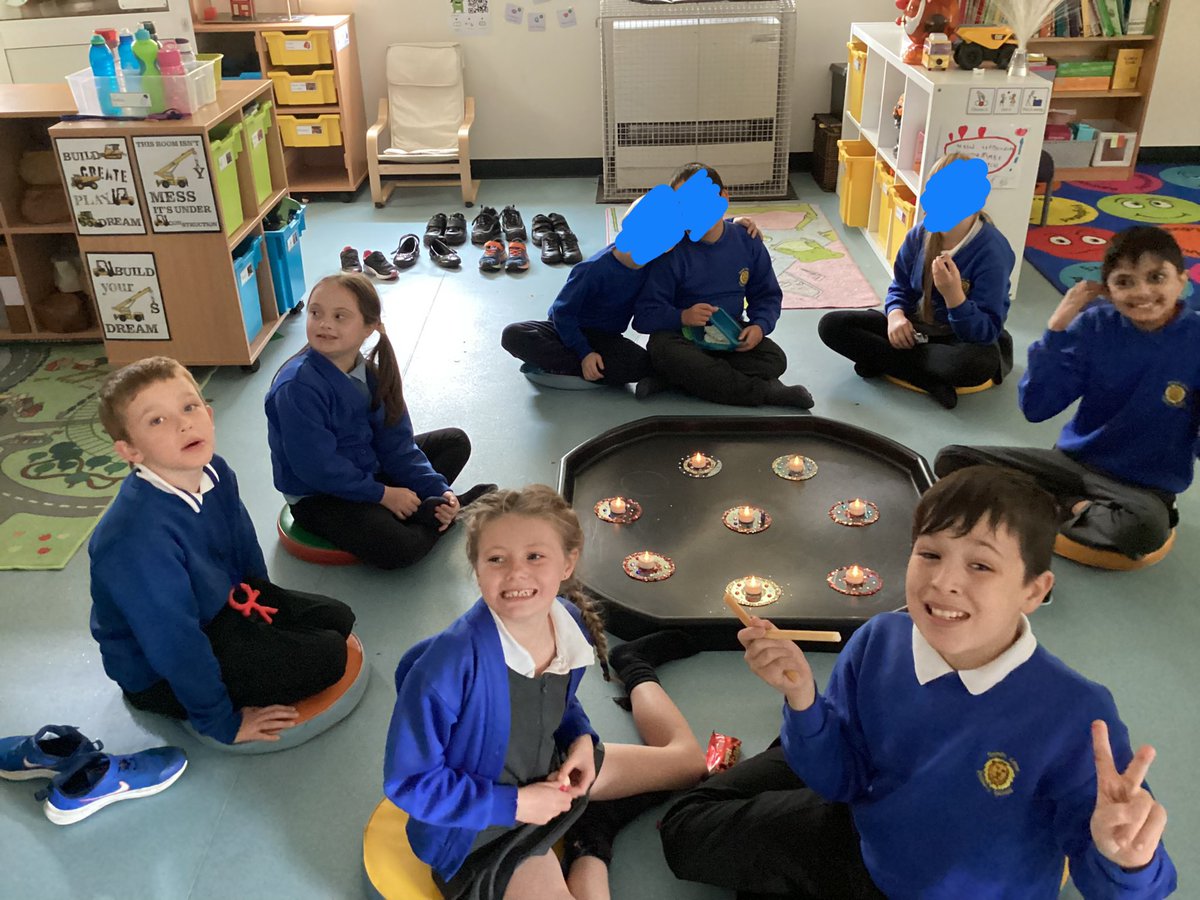 Today in Foxes we celebrated Diwali by making Diva lamps. We enjoyed sitting together to eat our snacks by the light of our Diva lamps. Happy Diwali! 🎉