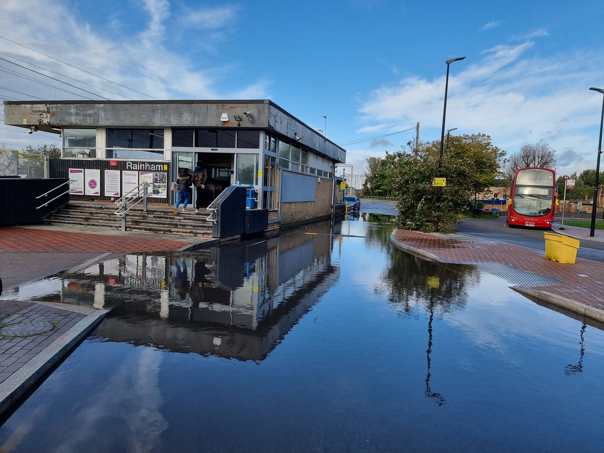 alanharding69's tweet photo. @c2c_Rail isn't it time you sorted this drainage/flooding issue at Rainham? Every time there's a bit of heavy rain, a lake appears. https://t.co/wlAfmTozuQ