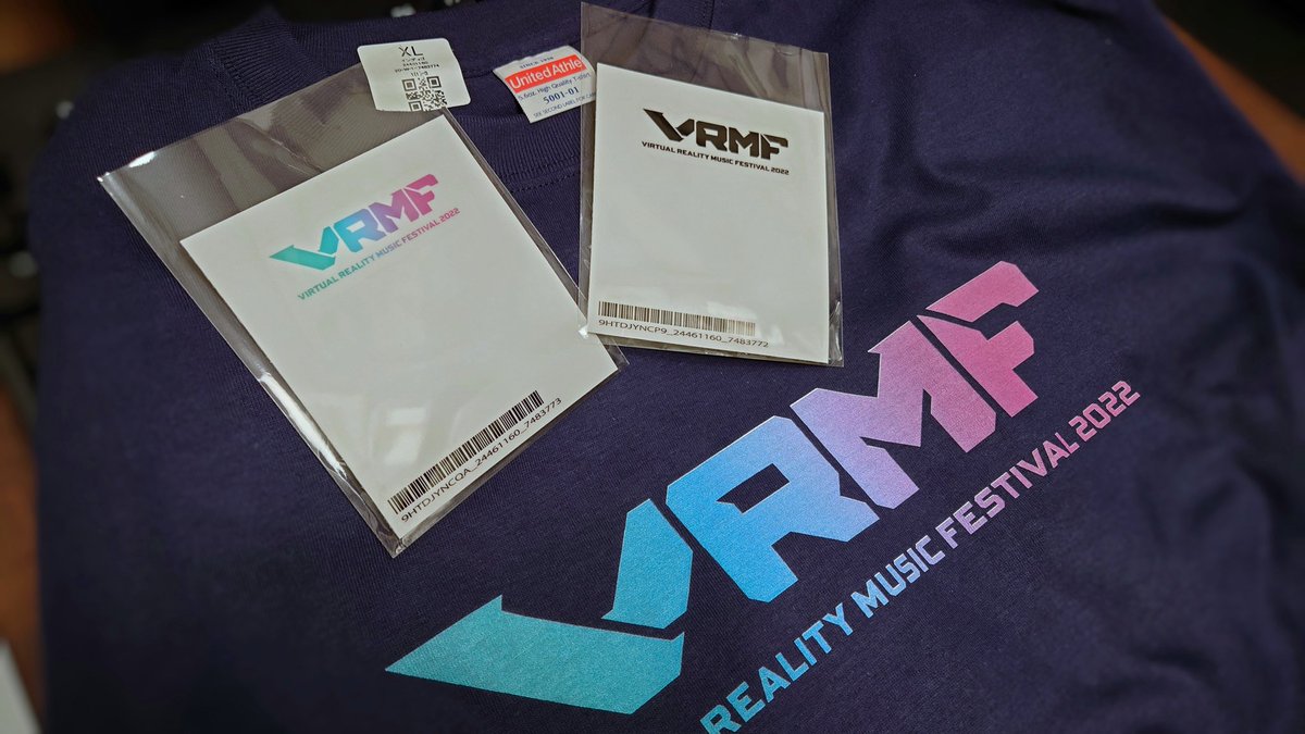 Nattsu_231's tweet photo. ステッカー＆Tシャツ到着
厚すぎず薄すぎず丁度いい布地
写真だと紫っぽくなる
#VRMF #SUZURI https://t.co/mBI8llmfZJ