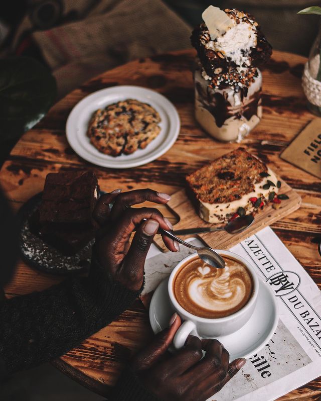 askanpreneur's tweet image. D’origine sénégalaise 🇸🇳, Waly Ndong est un artisan-torréfacteur. Ancien vendeur à la sauvette en Italie, il est aujourd'hui le propriétaire du Wally’s Coffee, restaurant lillois spécialisé dans la torréfaction de café, vente de cafés de spécialité, thé, pâtisseries etc. 👨🏿‍🍳