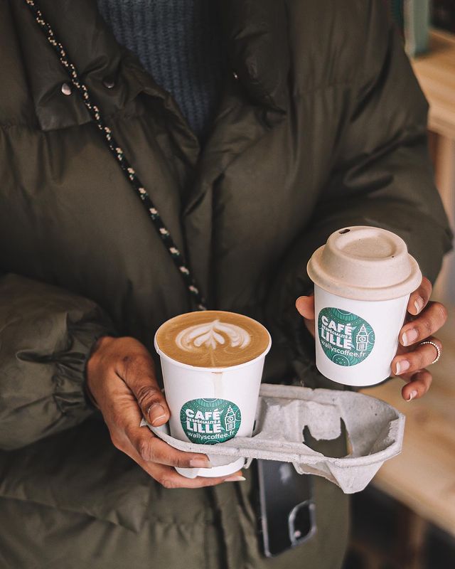 askanpreneur's tweet image. D’origine sénégalaise 🇸🇳, Waly Ndong est un artisan-torréfacteur. Ancien vendeur à la sauvette en Italie, il est aujourd'hui le propriétaire du Wally’s Coffee, restaurant lillois spécialisé dans la torréfaction de café, vente de cafés de spécialité, thé, pâtisseries etc. 👨🏿‍🍳