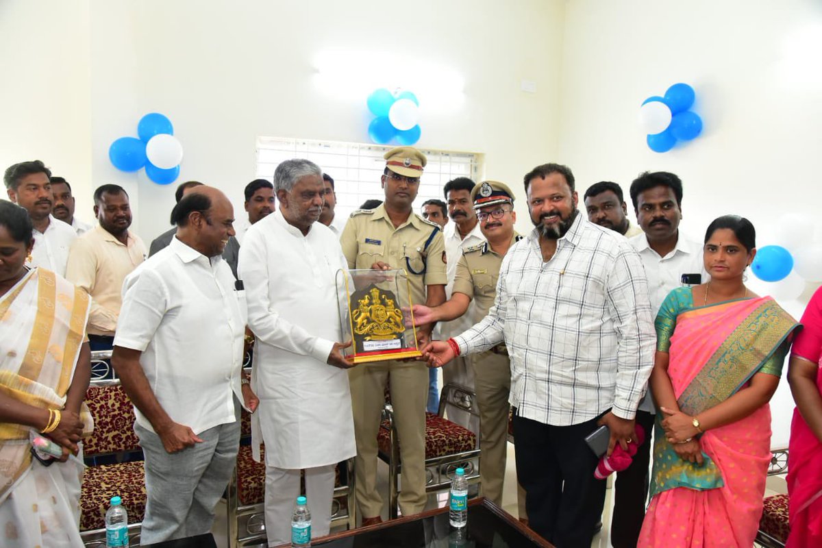 DgpKarnataka's tweet image. Another new police station building inaugurated … this time for Nanjangud Traffic. Karnataka State Police will create a history by dedicating 100 police station buildings in a year. Committed to providing good infrastructure for policemen to work.