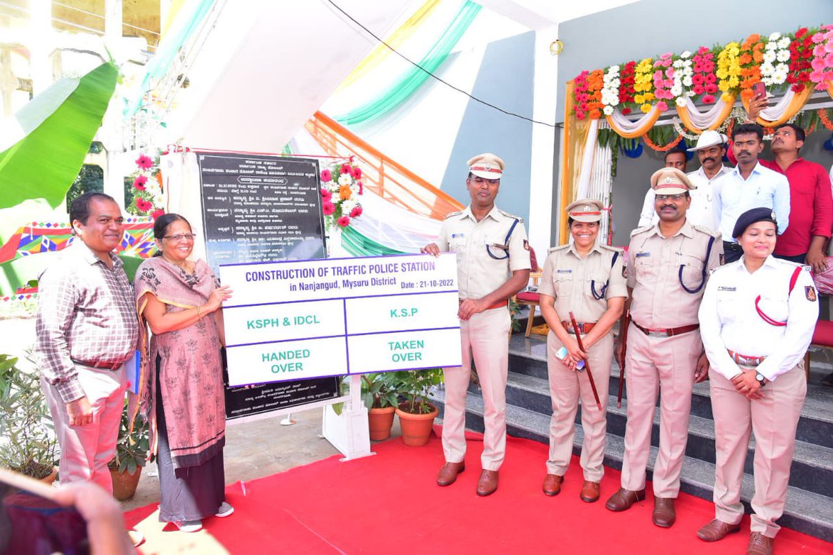 DgpKarnataka's tweet image. Another new police station building inaugurated … this time for Nanjangud Traffic. Karnataka State Police will create a history by dedicating 100 police station buildings in a year. Committed to providing good infrastructure for policemen to work.