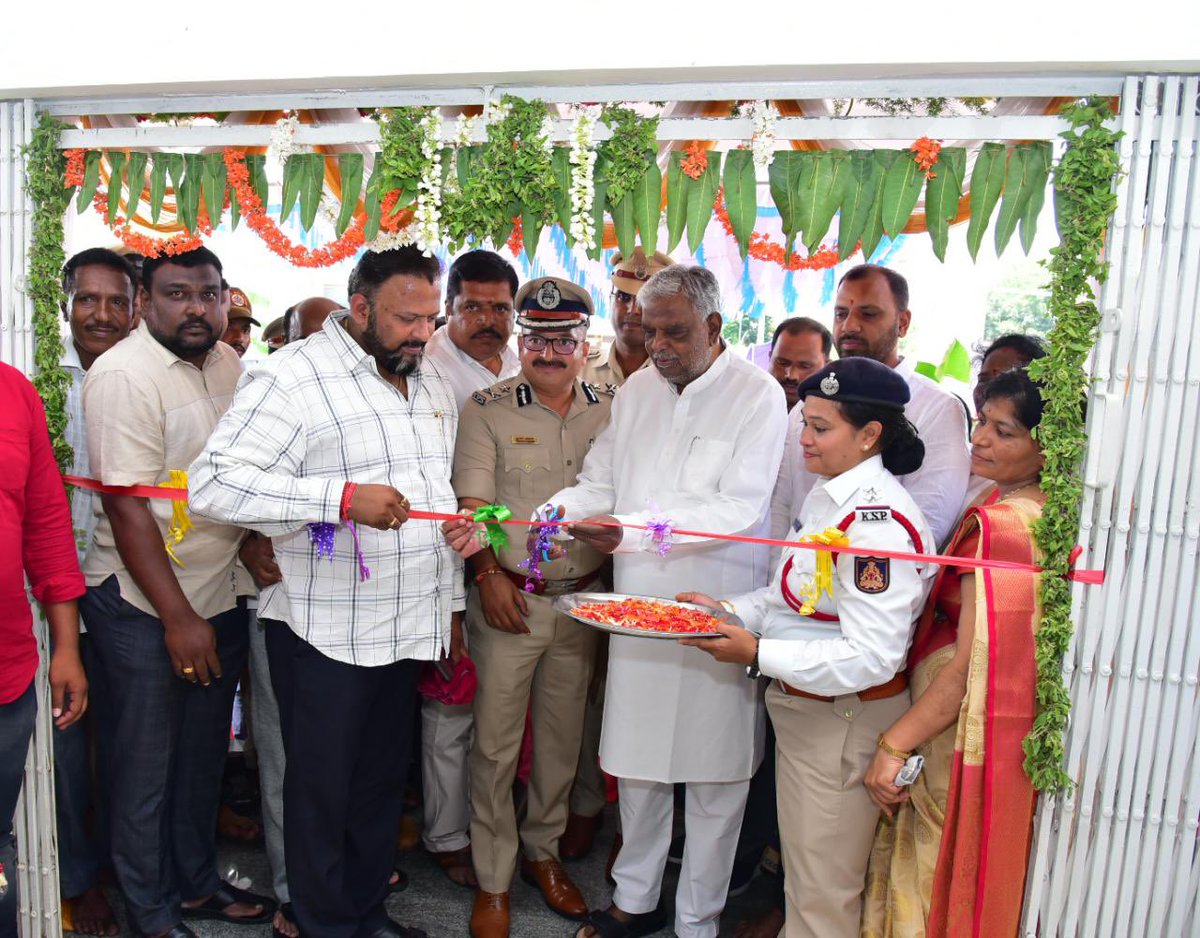 DgpKarnataka's tweet image. Another new police station building inaugurated … this time for Nanjangud Traffic. Karnataka State Police will create a history by dedicating 100 police station buildings in a year. Committed to providing good infrastructure for policemen to work.