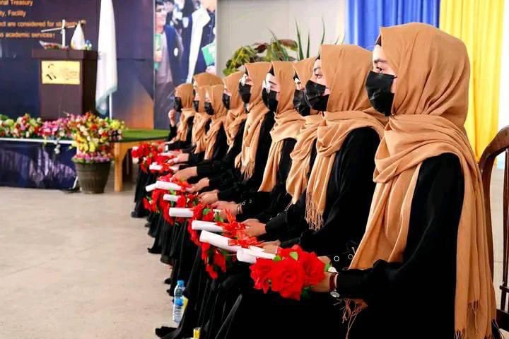 افغانستان کی غلط تصویر کشی کا سلسلہ جاری، اقوام متحدہ کے لئے امریکی سفیرلنڈا تھامس نے کہا ہے کہ افغان خواتین طالبان کے ظالمانہ پالیسیز کو بھگت رہی  ہیں، جبکہ آزاد لکھاری آریانہ ارغندیوال کہتی ہےکہ ہم نے سنا تھا افغانستان میں خواتین کوکام کرنےکی اجازت نہیں ہے۔(1/2)