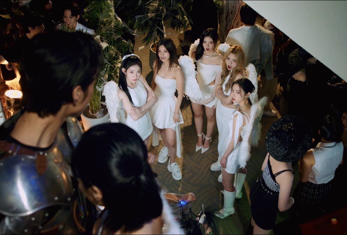 왜 예지만 혼자 웃고 있나요... 
어이없다는 표정이라면 정말 귀엽다