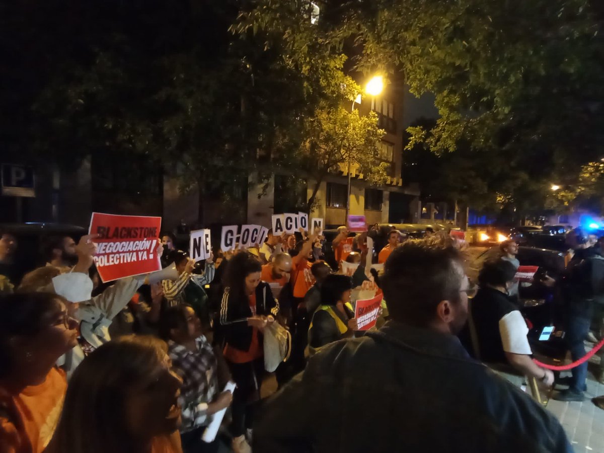 LA_PAH's tweet photo. Ayer @InquilinatoMad y #LaPAH les fuimos a "dar la cena" a los buitres de #Blackstone. No sabemos si les sentó muy bien su "Networking Dinner". Nos lo podría decir usted @DavidLucas_P?

#CenaBlackstone https://t.co/wZDwRzSj6v
