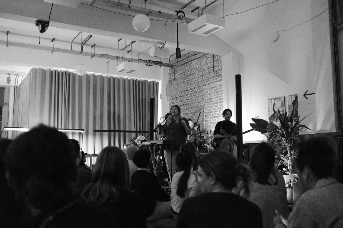 Acrylicize tweet media