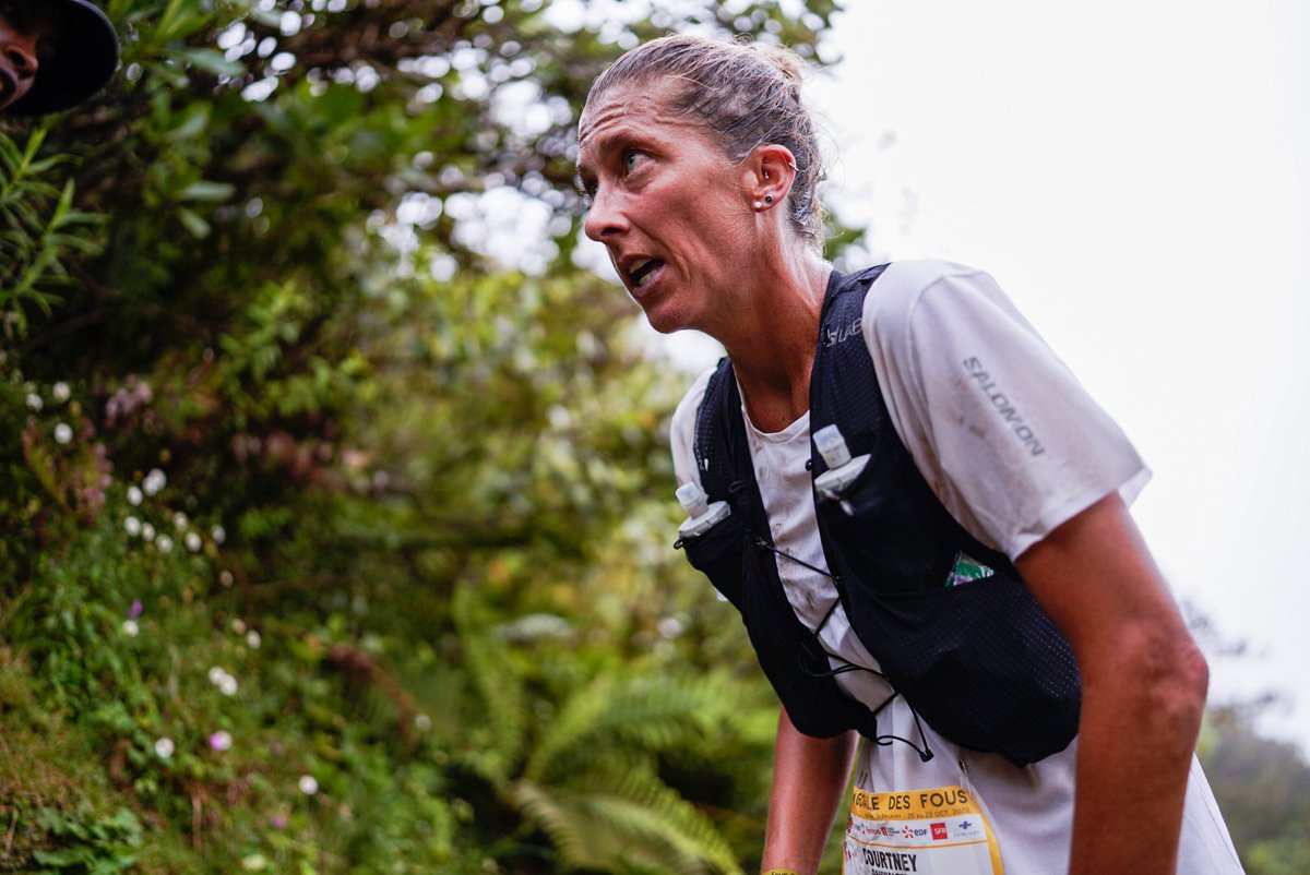 La Courtney va en 3a-4a posició OVERALL ara mateix a la Diagonale des Fous 🔥🔥🔥 Acaba d'atrapar al 3r home... diria que la victòria és quasi impossible, però fer PODI seria algo memorable.