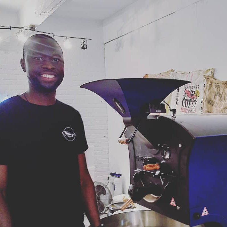 askanpreneur's tweet image. D’origine sénégalaise 🇸🇳, Waly Ndong est un artisan-torréfacteur. Ancien vendeur à la sauvette en Italie, il est aujourd'hui le propriétaire du Wally’s Coffee, restaurant lillois spécialisé dans la torréfaction de café, vente de cafés de spécialité, thé, pâtisseries etc. 👨🏿‍🍳