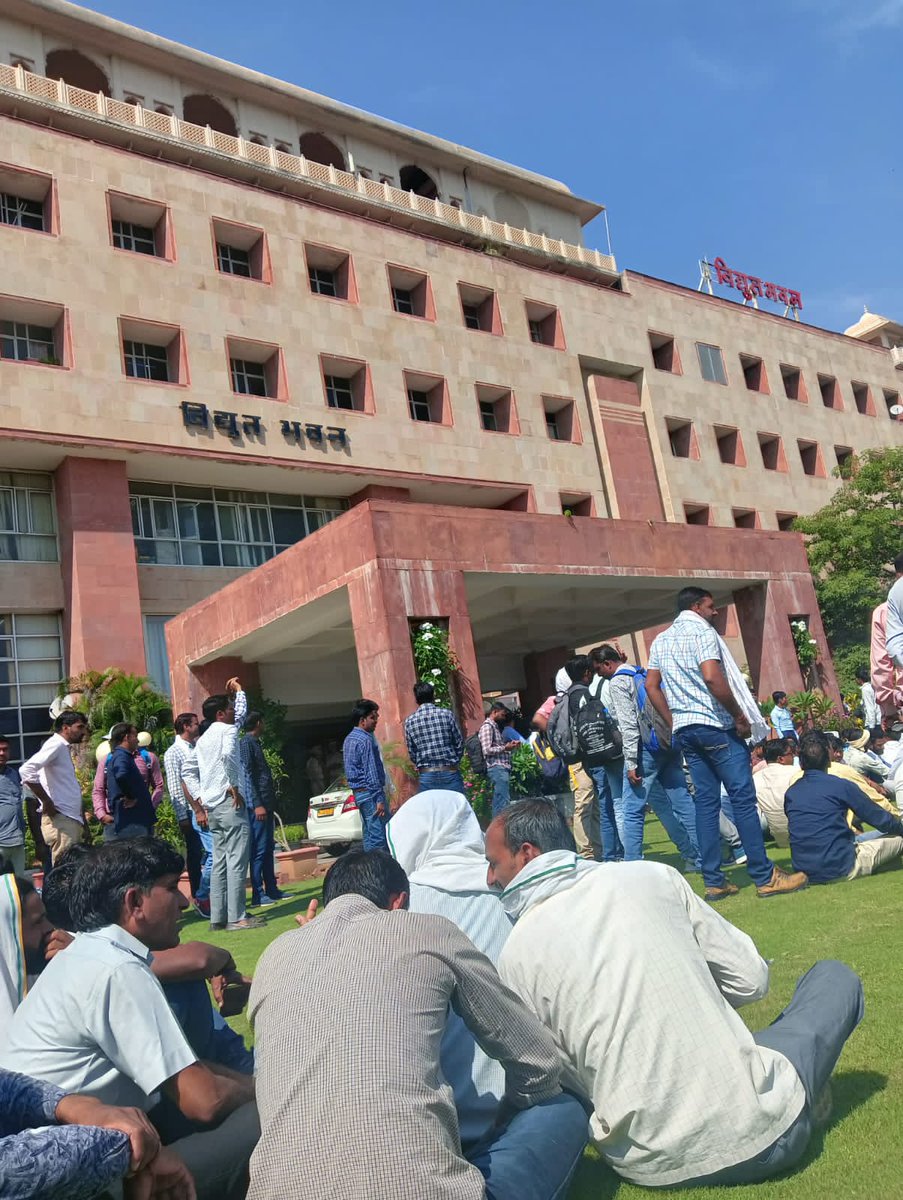 #ops_बिजली_निगमों_मे_बहाल_करो 
आदरणीय मुख्यमंत्री जी विद्युत विभाग में कार्यरत कर्मचारियों को OPS/GPF का लाभ अन्य राजकीय कर्मचारियों के समान दे कर अनुग्रहित करे जिससे हम भी बुढ़ापे में चिंता मुक्त रह सके।
<a href="/ashokgehlot51/">Ashok Gehlot</a>
<a href="/BSBhatiInc/">Bhanwar Singh Bhati</a>
<a href="/RajCMO/">CMO Rajasthan</a>
<a href="/CMHelpdesk/">Rajasthan CM Helpdesk</a>
<a href="/PrthveerajG/">prathviraj gurjar</a>
<a href="/BSBhatiInc/">Bhanwar Singh Bhati</a>