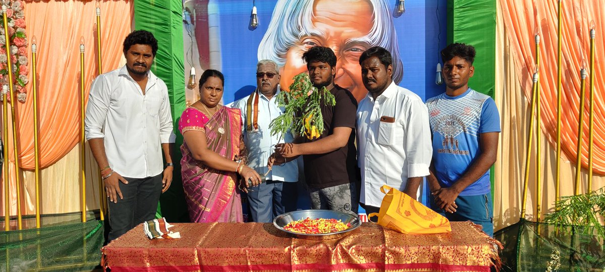 Apjfutureindia's tweet photo. அப்துல்கலாம் அவர்களின் 91-ம் ஆண்டு பிறந்தநாளை முன்னிட்டு சட்ட மன்ற உறுப்பினர் ஈஸ்வரப்பன் நகர மன்ற தலைவர் தேவிபென்ஸ்பாண்டியன் மரக்கன்றுகள் வழங்கினார்.
#abdulkalambirthday #birthday #trees 
#savetreessavelife #maramvalarpom #ApjTrustForFutureIndia #APJTRUST https://t.co/5xkTJttCt8