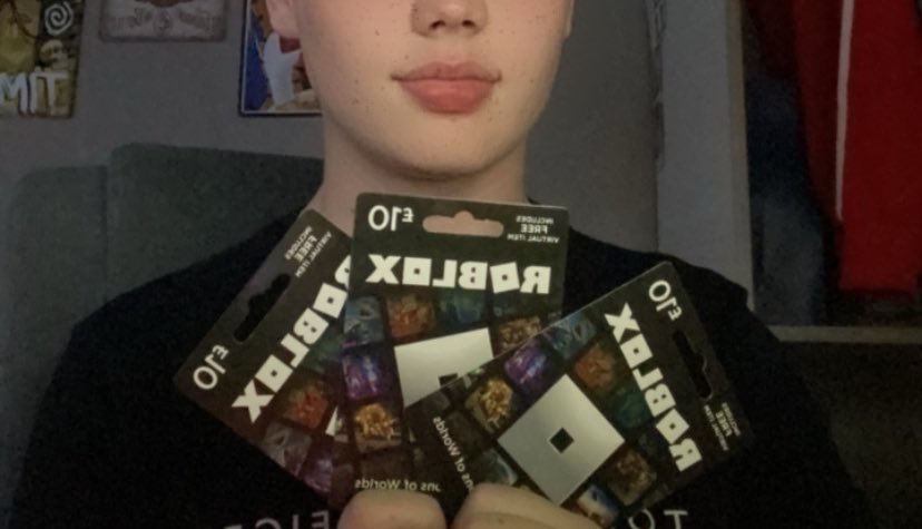 Badoesbee's tweet photo. HAPPY FRIDAY! Feeling generous… so dropping 3 £10 ROBLOX GIFTCARDS <3

1: Like this post and Retweet
2: Tag your friends who you want to win with
3: DROP A FOLLOW! tee hee https://t.co/HHdPFDAYsY