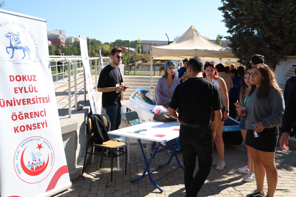 universitemDEU's tweet photo. #universitemDEU Tınaztepe Yerleşkesi Spor Salonu yanında Öğrenci Topluluklarımız etkinlik ve farklı oyunları ile öğrencilerimizi bekliyor. 
Derslere kısa bir mola vermek, keyifli zaman geçirmek ve topluluklarımız hakkında bilgi almak için saat 16.00'ya kadar bekliyoruz😉 https://t.co/k7oGf7zCo3
