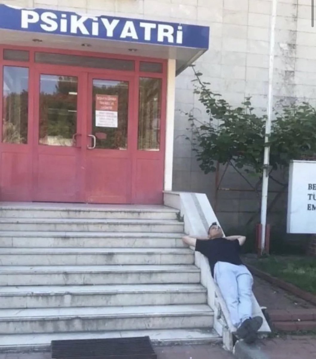 Eskiden kendi kendime konuşuyordum şimdi ise kendi kendimle kavga ediyorum.#acilen içme sularının içine antidepresan ilaçları katılmalı…