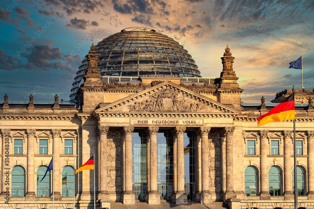 BitcoinMakro's tweet photo. 🇩🇪 Немецкий парламент проголосовал за утверждение чрезвычайного фонда помощи в размере 200 миллиардов евро для борьбы с энергетическим кризисом.

🤦‍♂️ Да, конечно, давайте ещё больше денег напечатаем, чтобы остановить инфляцию.

#энергетическийкризис #инфляция https://t.co/PVG7zEzSSb