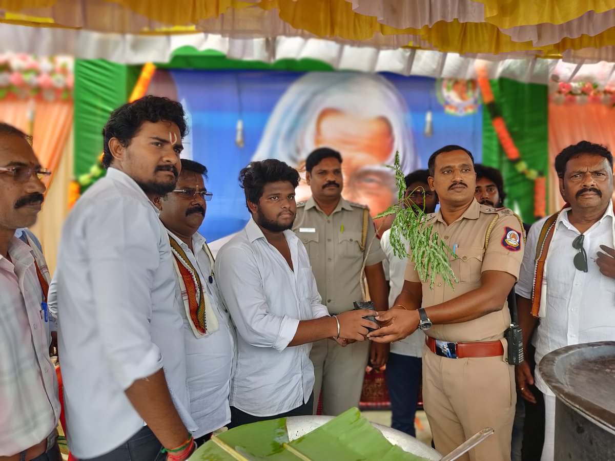 Apjfutureindia's tweet photo. அப்துல்கலாம் அவர்களின் 91-ம் ஆண்டு பிறந்தநாளை முன்னிட்டு ஏ.பி.ஜே அறக்கட்டளை சார்பாக *அன்னம் பகிர்வோம் திட்டம் மூலம் சுமார் 500* பொதுமக்களுக்கு அன்னதானம்  வழங்கப்பட்டது.
#ApjTrustForFutureIndia #APJTRUST 
#fooddonation #foodsupport #food
#annampakirvom #abdulkalambirthday https://t.co/wcnWCuse1u
