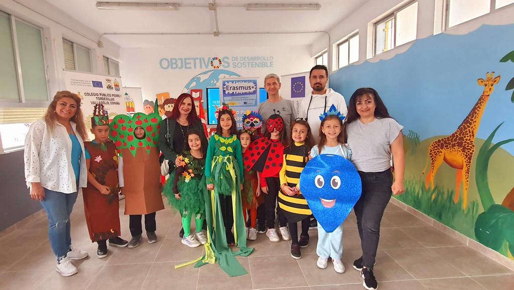 TurkeyPlus's tweet photo. İspanya ortak okulumuz @COLEGIOPEDROI Türkiye,Polonya ve İtalya‘dan hareketliliğe katılan öğrenciler iklim değişikliği ve etkilerini azaltma yolları konulu dramalar sundular.
@tcmeb
@ABBaskanligi @ulusalajans
@1Havaikmal
@EskisehirMem
@odunpazarimem
@one_climate
@ErasmusWater https://t.co/7mONuv6vt1