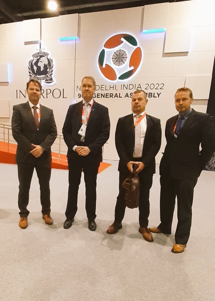 HannuKautto's tweet photo. #Interpol'in 90. yleiskokous päättyi juuri. Asialistalla mm. Interpolin tulevaisuus vuoteen 2030, budjetti ja keskeisiä henkilövalintoja.
Suomea edustivat poliisiylijohtaja @SJKolehmainen, @krp_poliisi'n päällikkö @RobinLardot, allekirjoittanut ja @KRP_VLK:n päällikkö Aittamaa. https://t.co/a4gocYTfeX