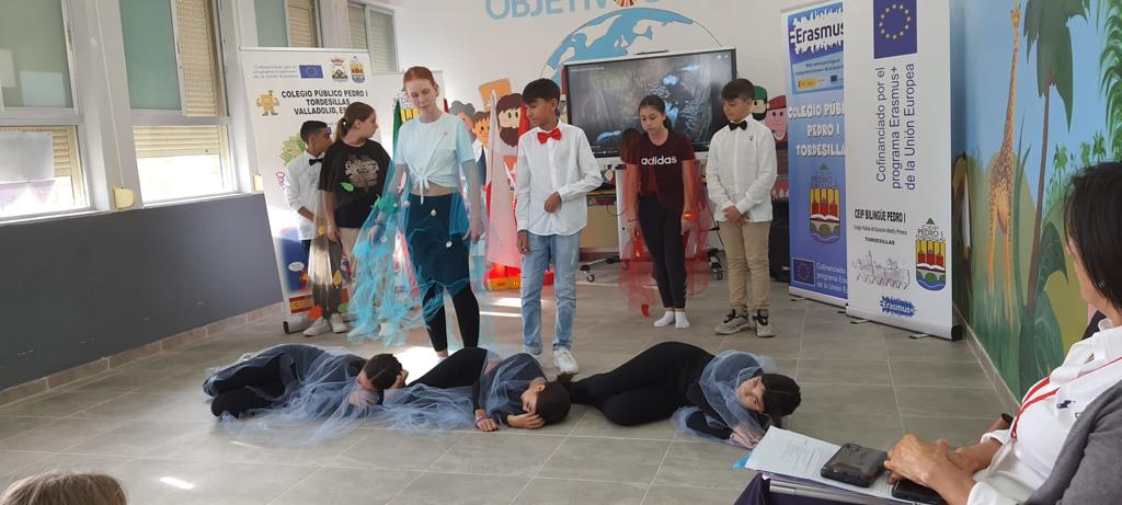 TurkeyPlus's tweet photo. İspanya ortak okulumuz @COLEGIOPEDROI Türkiye,Polonya ve İtalya‘dan hareketliliğe katılan öğrenciler iklim değişikliği ve etkilerini azaltma yolları konulu dramalar sundular.
@tcmeb
@ABBaskanligi @ulusalajans
@1Havaikmal
@EskisehirMem
@odunpazarimem
@one_climate
@ErasmusWater https://t.co/7mONuv6vt1